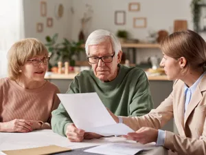 463.000 de pensie vor fi recalculate în luna iunie. Pensionarii, sunați de către Casa de Pensii Foto: Freepik (fotografie cu caracter ilustrativ)