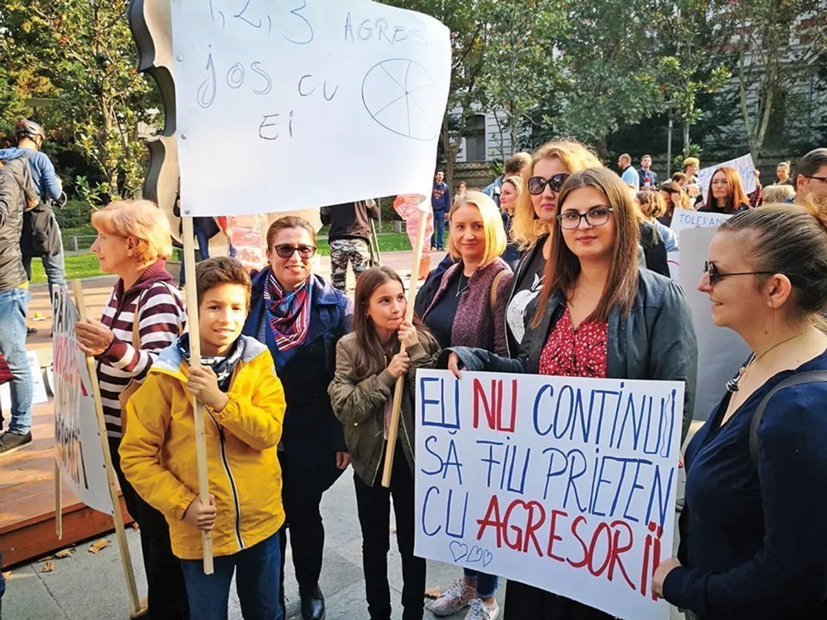 Avocata Giulia Crișan (între cei doi copii) de la Anais, spune că, în ultimii doi ani, 330 de femei au locuit în adăpost, iar alte 700 au beneficiat de consiliere