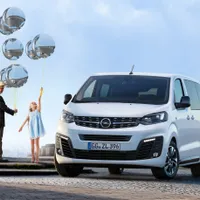 Grație noii platforme, Zafira Life, cum îi spune acum, oferă de trei lungimi de caroserie, mică (Small) de 4,60 metri, medie (Medium) de 4,95 metri și lungă (Large) de 5,30 metri, fiecare cu până la nouă scaune.