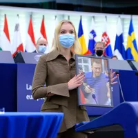 Fiica disidentului Aleksei Navalnîi, Daria Navalnaia, a primit premiul Saharov în locul tatăului său. / Foto: EPP Group in the European Parliament, Facebook