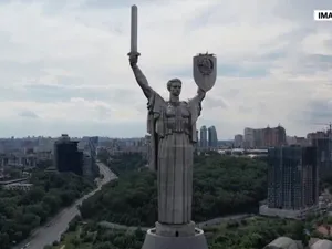 Un trident a înlocuit secera şi ciocanul de pe un monument emblematic din Kiev - Foto: PROTV Chișinău / imagine cu caracter ilustrativ