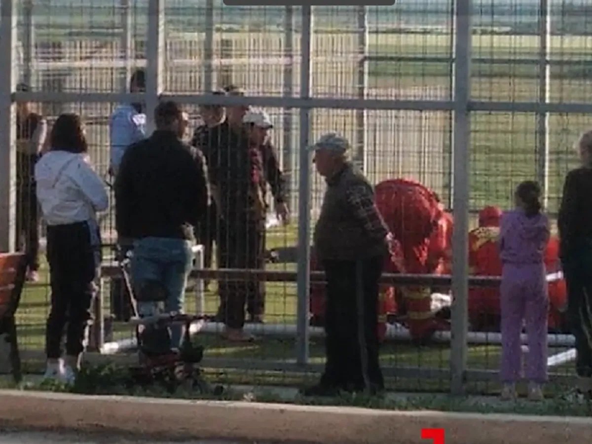 Un tânăr de 17 ani a ajuns în comă profundă după ce s-a prăbușit poarta de fotbal peste el Foto: observatornews.ro