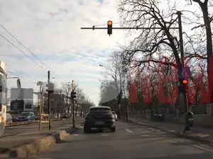 Ginerele lui Adriean Videanu trece cu Porsche-ul pe roșu și depășește pe linia de tramvai. / Foto: captură video