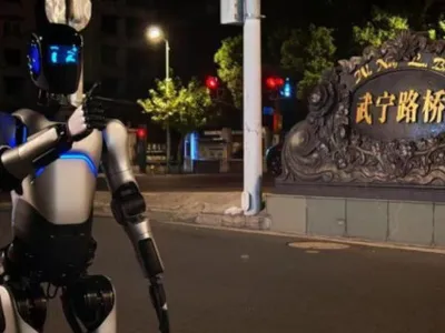 Record mondial atins de un robot umanoid: a mers pe jos 106 km, fără oprire. La finalul drumului a spus că „are nevoie de pantofi noi”