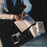 Mita se pune mai nou la frigider. Șeful unei instituții avea la „rece” 50.000 de lei din șpăgi Foto: Pexels (fotografie cu caracter ilustrativ)