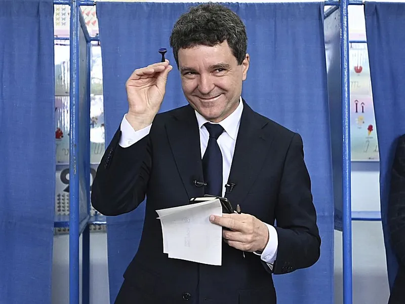 Nicuşor Dan, după ce a votat, la Făgăraş, în turul al II-lea al prezidenţialelor - Foto: Profimedia Images