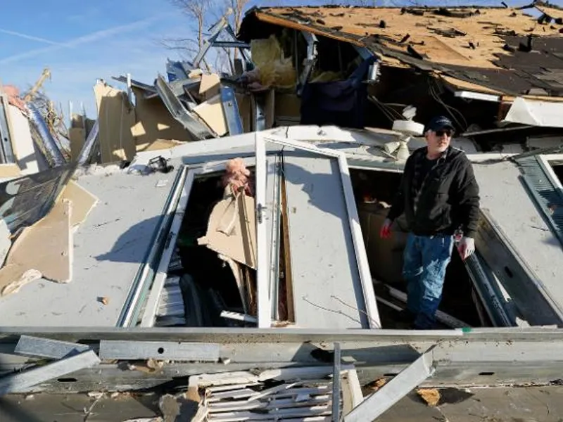 Urmările tornadelor devastatoare din SUA: Case din care a rămas doar fundația, mașini luate de vânt/FOTO: cnn.com