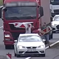 Bătaie, între un șofer de TIR și unul de dubă, pe autostradă. S-au lovit și cu panouri rutiere - Foto: captura video