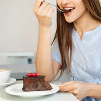 O fată de 17 ani a murit după ce a mâncat o prăjitură. Cine a ucis-o? „Pentru cea mai frumoasă fată” - Foto: freepik (rol ilustrativ)