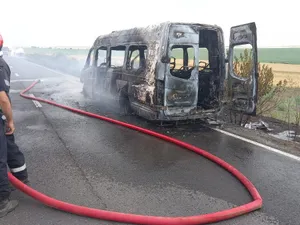Un microbuz a fost cuprins de flăcări, în Tulcea. Și vegetația a luat foc. Câți pasageri erau? - Foto: ISU Tulcea