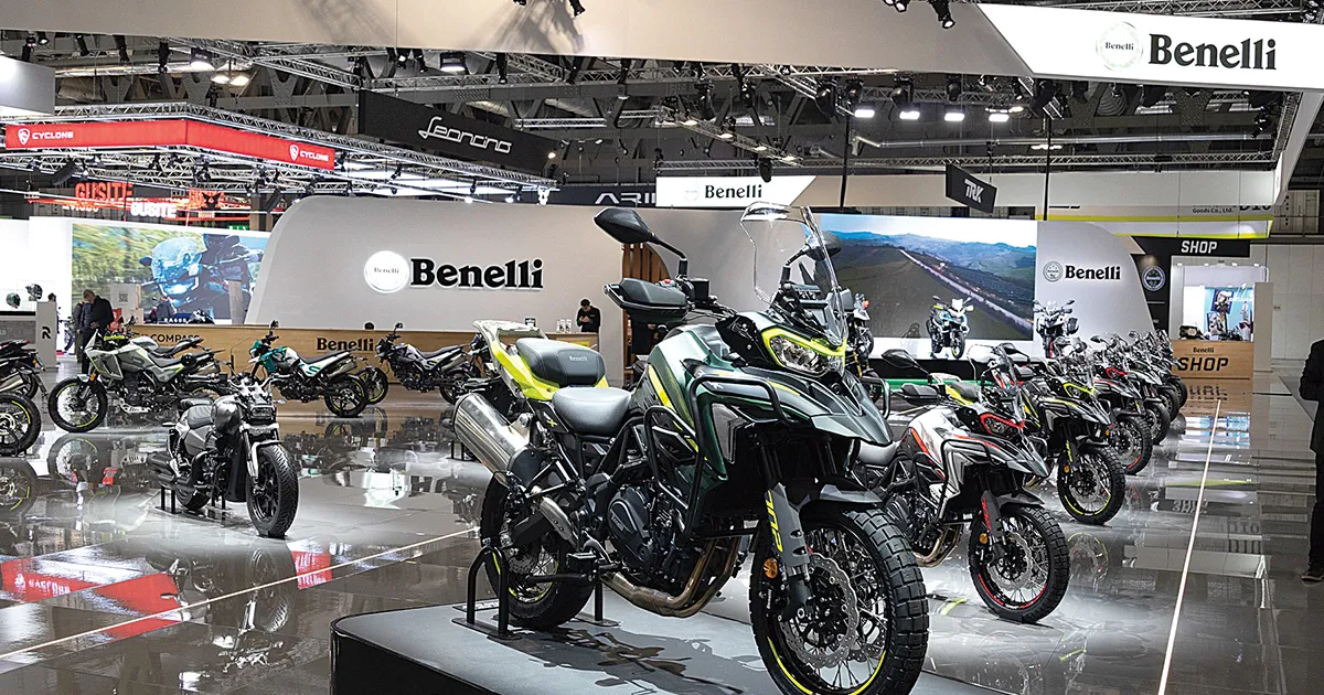 Pasiune, miros de benzină, adrenalină și eleganță. Cele mai tari „motoare” din lume la întâlnirea anuală • Newsweek România