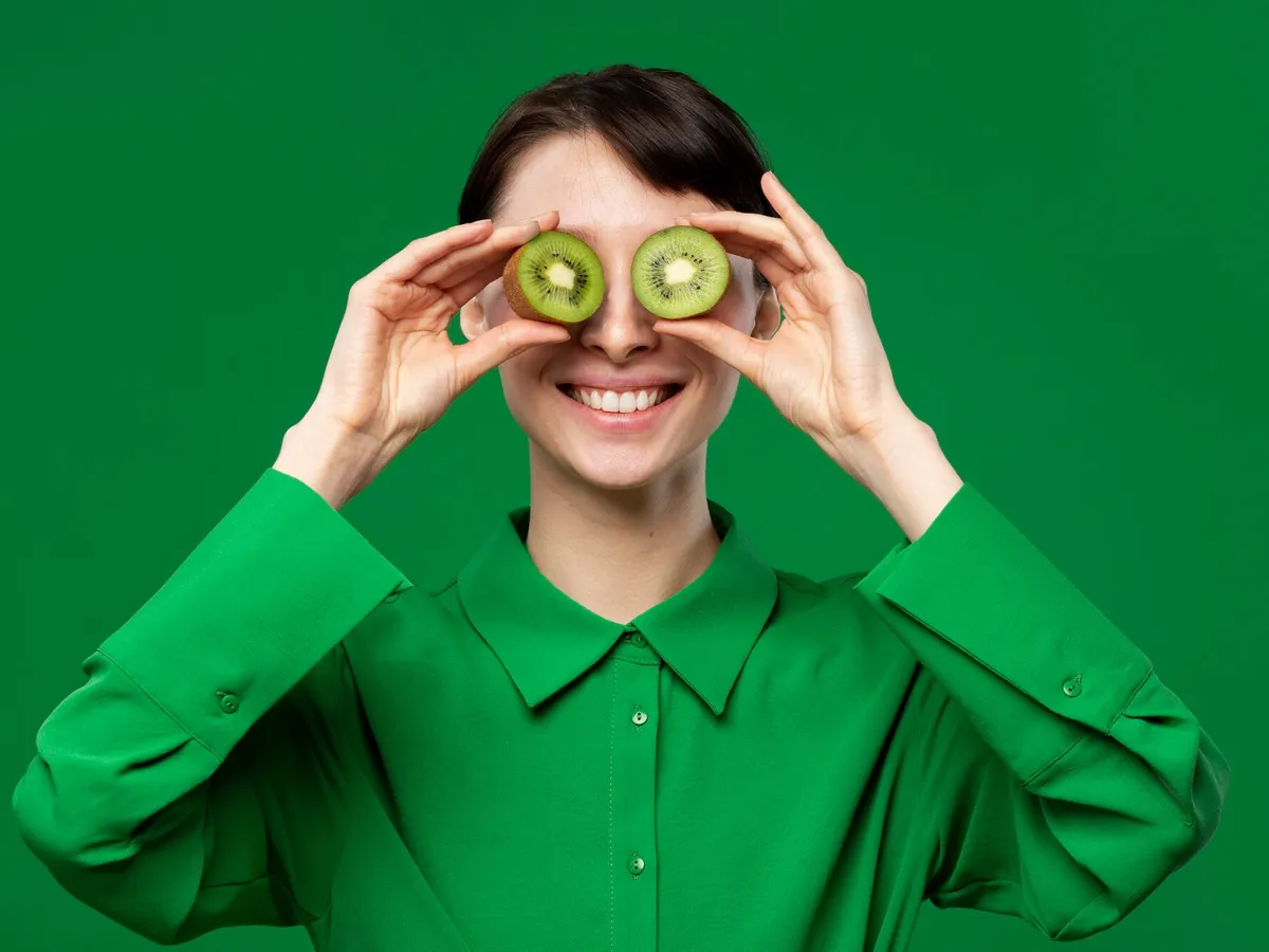 Kiwi, fructul din frigider care produce colagen și îți curăță colonul. Îl mănânci cu lingura - Foto: Freepik (imagine cu rol ilustrativ)