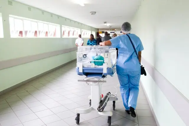 Aproape 100 de copii infectați cu COVID-19 sunt în acest moment internați în spital/FOTO: Unsplash