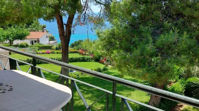 Casă cu curte și vedere la mare în Halkidiki, la prețul uneia de la periferia Bucureștiului. / Foto: Nela Agapi, Forum Grecia