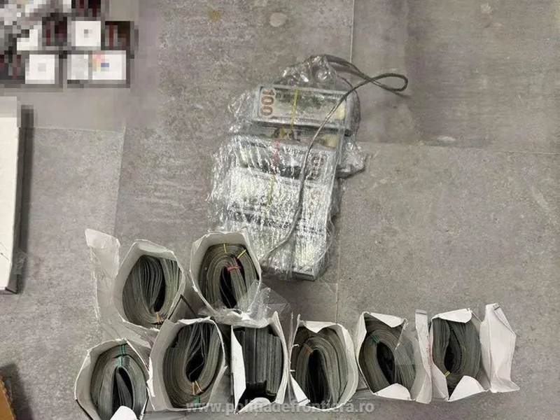 Un bărbat a încercat să intre în România cu 580.000 de dolari, ascunși în cartușe de țigări - Foto: Politia de frontieră
