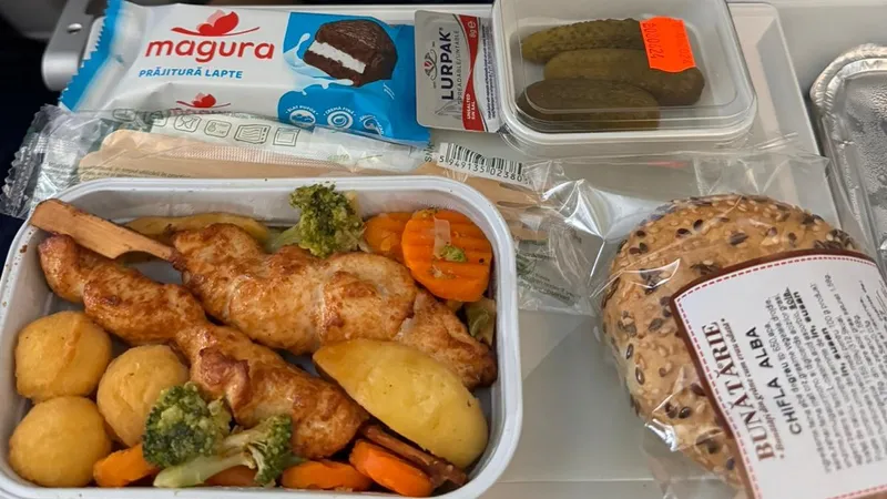 Serviciu catering pe zborul București - New York Foto: Arhivă personală pasager