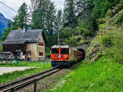 Tren ieșind dintr-un tunel în Elveția - Foto: Pexels (cu rol ilustrativ)