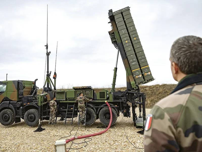 Soldați ai Forțelor Aeriene franceze operează un sistem sol-aer cu rază medie de acțiune MAMBA în timpul misiunii „Eagle Royal“ la baza militară de la Capu Midia, România, la 6 decembrie 2022 - Foto: Profimedia Images