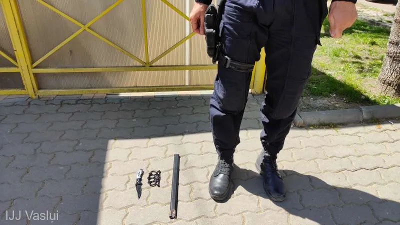 Doi tineri au mers la meciul LPS Vaslui - ACS Rapid cu un briceag, un box şi o bară metalică. / FOTO: IJJ Vaslui