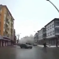 VIDEO Momentele de început ale celui de-al doillea seism din Turcia. Cum cad clădirile, cărţi de joc - Foto: captură Twitter/Govind Pandey