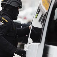 Val de percheziții pentru combaterea infracţionalităţii: mascații intervin în 97 de cazuri. / Foto: digi24.ro