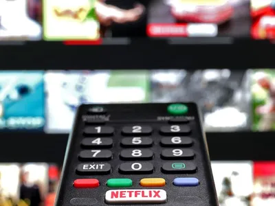 Supărați că nu mai au la ce să se uite la TV,  abonaţii ruşi dau în judecată Netflix. / Foto: bbc.com