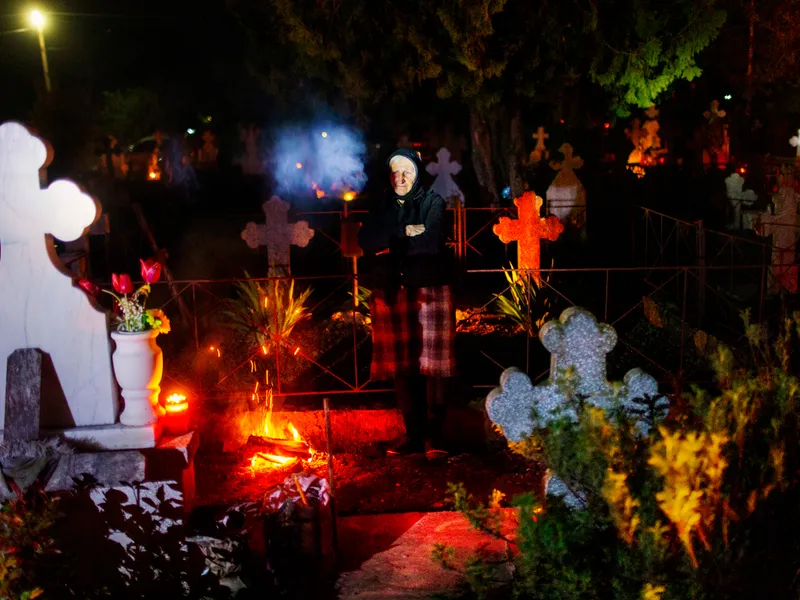 Români la cimitir, în Duminica Floriilor, în Herăști, județul Griurgiu Foto: Mugur Vărzariu