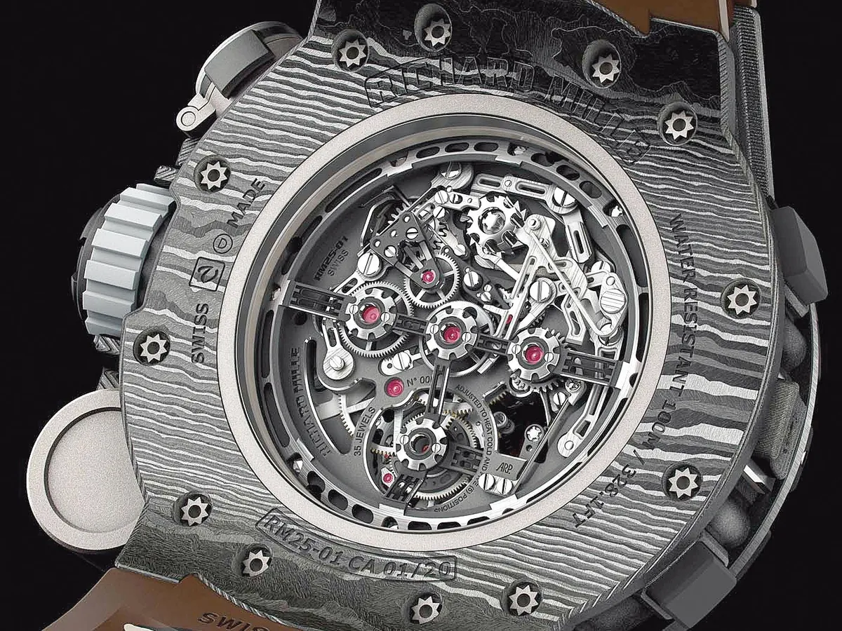 Sub carcasa cu un design destul de încărcat, se află un mecanism care combină o complicație de tip „tourbillon“, cu o nouă mișcare complexă de cronograf, care bate cu o frecvență de 3 Hz