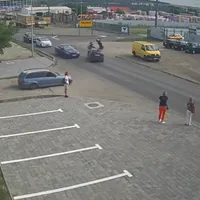 Un scuterist depășește coloana, se înfige într-o mașină și zboară 10 metri. A scăpat cu viață. / Foto: captură video