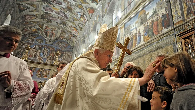 RUPERE DE TRADIȚIE Papa Benedict al XVI-lea, aici la Capela Sixtină, Vatican, în ianuarie 2012, a fost considerat un suveran pontif conservator