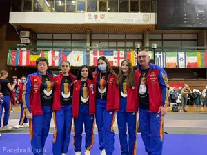 Echipa feminină de floretă a României, medaliată cu aur la Europenele de juniori. / Foto: agerpres.ro