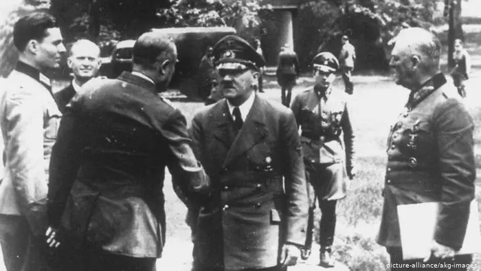 Hitler îi arată dictatorului italian Mussolini urmările exploziei din baraca de la „Wolfsschanze"