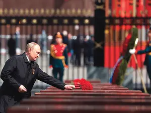 MANIFESTAȚIE Vladimir Putin a defilat pe 9 mai doar cu tancurile în Piața Roșie. S-a abținut să declare, oficial, război Ucrainei - Foto: Profimedia Images