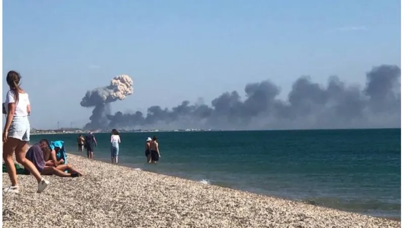 Ucrainenii au bombardat o bază aeriană rusească din Crimeea/foto: twitter