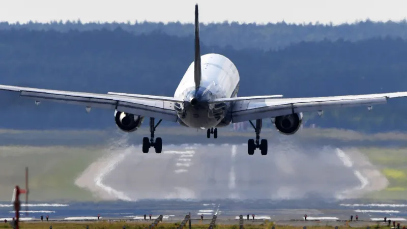 Spaimă pentru 268 de pasageri pe Aeroportul Otopeni. Avionul în care se aflau a lovit 10 balize - Foto: Profimedia / imagine rol ilustrativ