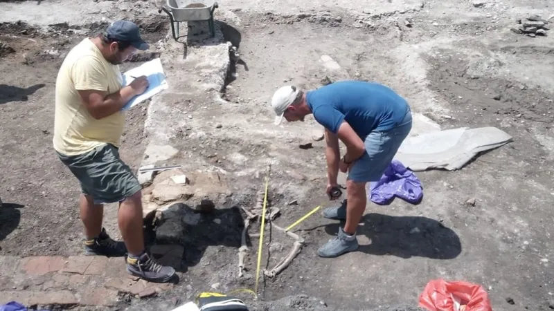 Trei schelete din perioada medievală au fost descoperite în parcarea unui hotel. Vestigii istorice Foto: alba24.ro