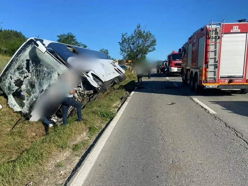 Accident grav, pe DN67. Un autocar cu 51 de copii s-a răsturnat, în urma coliziunii cu o mașină - Foto: infotraficromania.ro