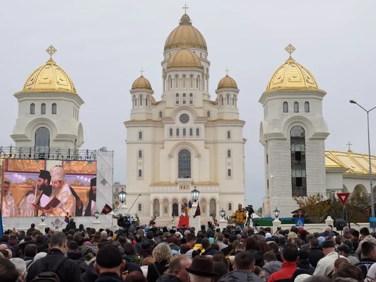 Programul de închinare în Sfântul Altar al Catedralei Mântuirii Neamului a fost prelungit - Foto: Inquam Photos / Codrin Unici