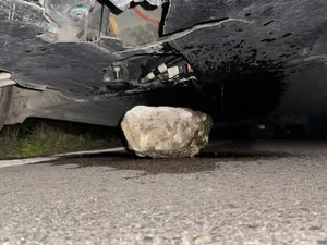 Un șofer român a dat cu o Tesla Model 3 peste un bolovan și a spart bateria. Cât l-a costat - Foto: Facebook/Mașini electrice