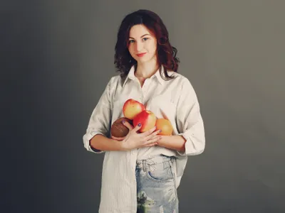 Fructul toamnei cu păr care produce tone de colagen și te scapă de răceală. Îl iei din copac - Foto: Freepik