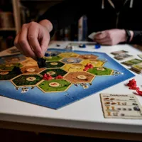 Ce este jocul Catan, practicat de Marcel Ciolacu - Foto: Profimedia Images