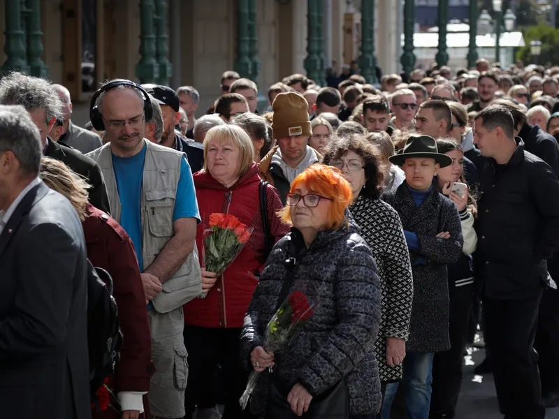 Oameni stau la coadă pentru a aduce un ultim omagiu sicriului fostului președinte sovietic Mihail Gorbaciov în fața Sălii Stâlpilor a Casei Sindicatelor, în timpul unei ceremonii de adio la Moscova, Rusia - Foto: Profimedia Images/ AP