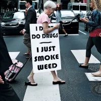 O femeie parnticipă la Convenția Națională a Democraților din Philadelphia. Marijuana medicinală este susținută de către 94% dintre americani. Doi din trei adulți spun că canabisul ar trebui legalizat pentru scopuri recreaționale