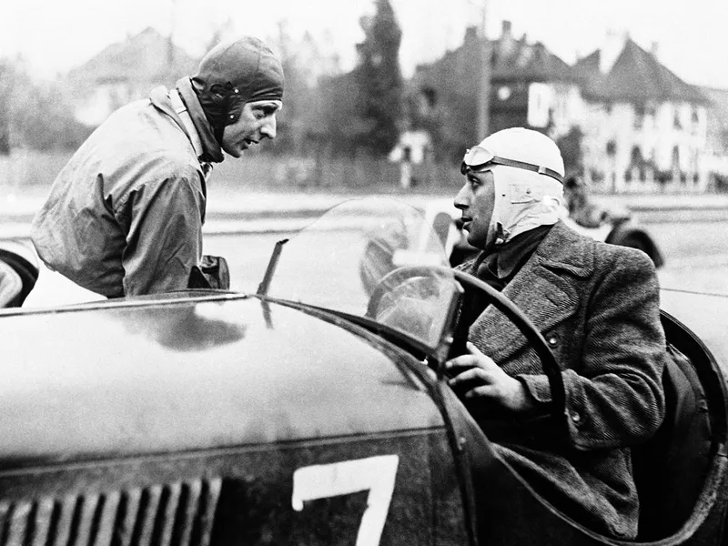 Pilotul român discutând cu Prințul Nicolae, după câștigarea Grand Pix-ului Bucureștilor, în 1936 - Foto: Profimedia Images