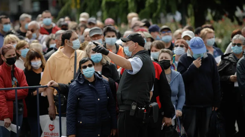 Românii au stat la coadă pentru a se vaccina. Foto: INQUAM/George Calin
