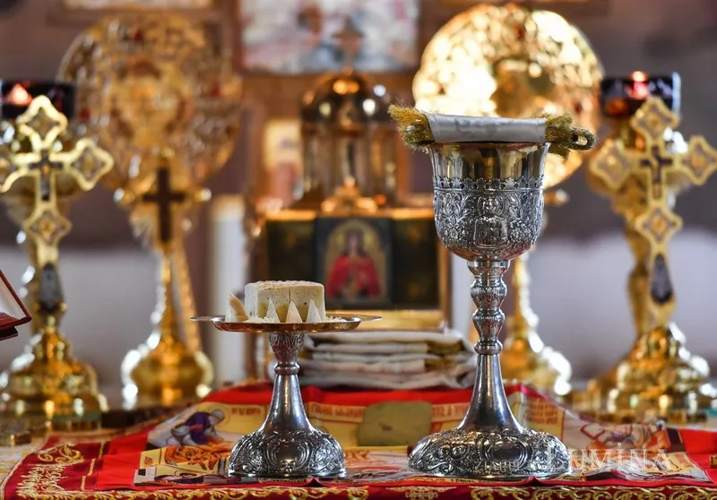 De ce se folosește vin la Sfânta Împărtășanie? Ce simbolizează, ce se întâmplă când te împărtășești? - Foto: Freepik