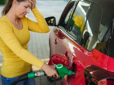 O femeie alimentează mașina cu combustibil - Foto: Profimedia Images (rol ilustrativ)