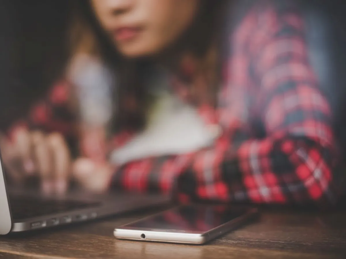 Fată captivată de ceea ce urmăreşte pe Internet - Foto: Freepik/jcomp
