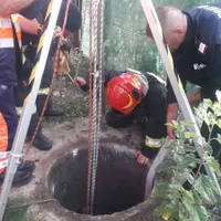 O femeie de 50 de ani a căzut într-o fântână transformată în fosă. A fost salvată de pompieri. / Foto: ISU Vaslui