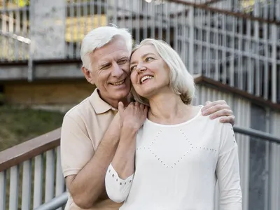 Cuplu în etate pozând veseli - Foto: Freepik/CC0